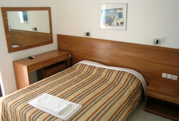 Στρωμένο κρεβάτι σε δωμάτιο